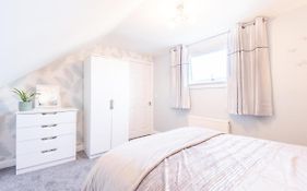 Bright, Fresh, Renovated 3 Bedroom Apartment In The Heart Of Montrose