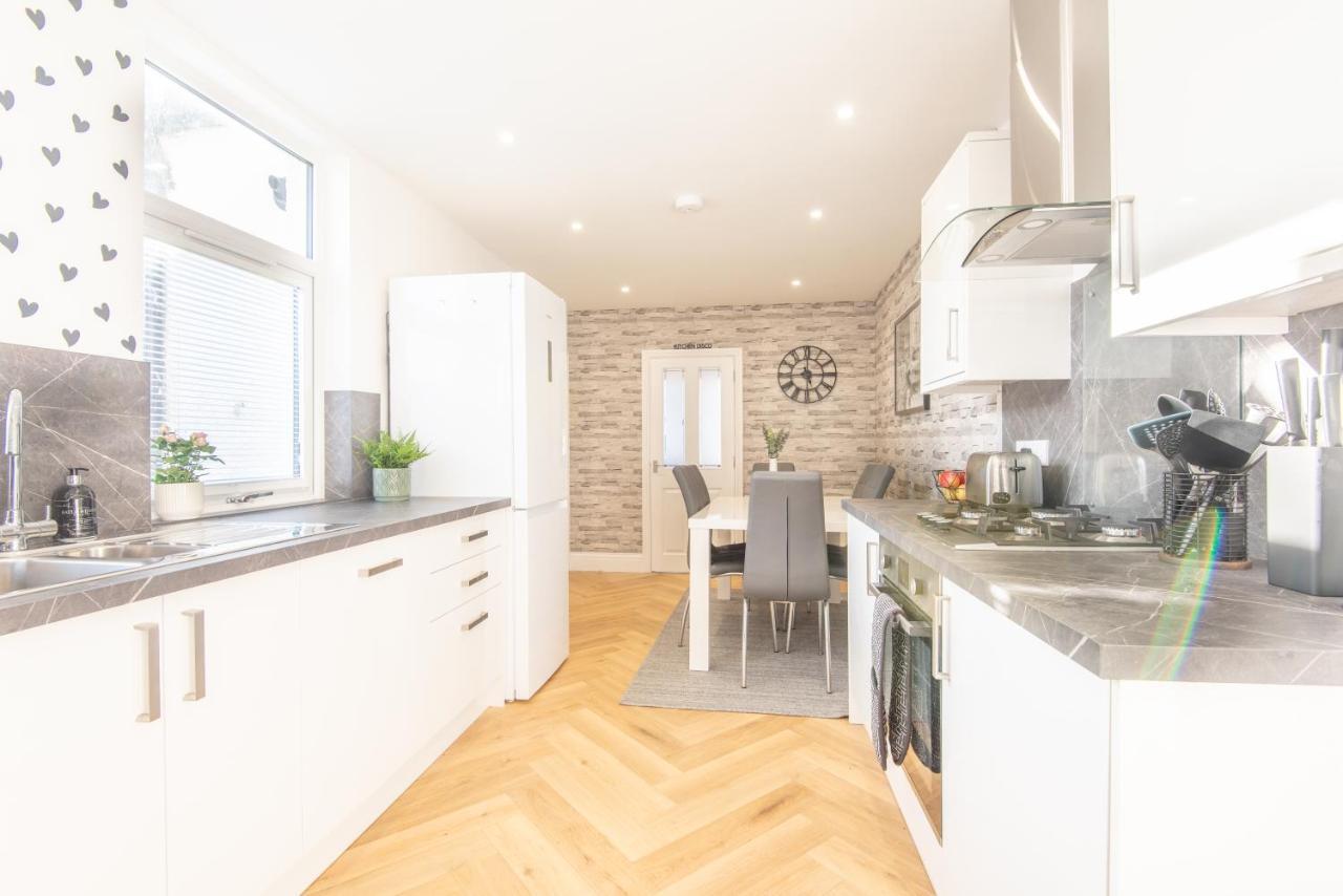 Bright, Fresh, Renovated 3 Bedroom Apartment In The Heart Of Montrose Angus Exterior photo
